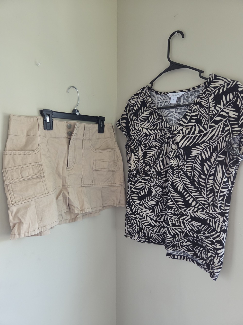 Liz Claiborne Top Hollister Beige Cargo Skirt Small Tan And Black Outfit